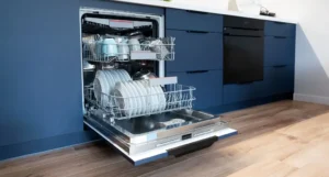 Lave-vaisselle encastré ouvert et rempli de vaisselle propre dans une cuisine bleue moderne - réparation lave-vaisselle Genève, Suisse Dépannage